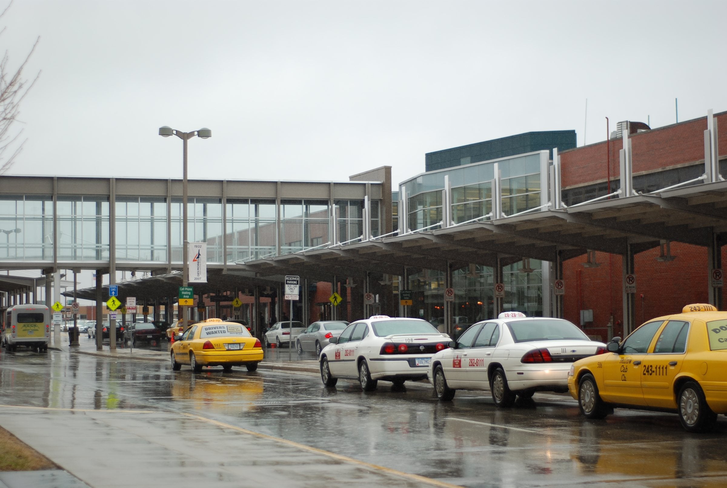 Cars and taxis working the terminal frontage at Des Moines International Airport