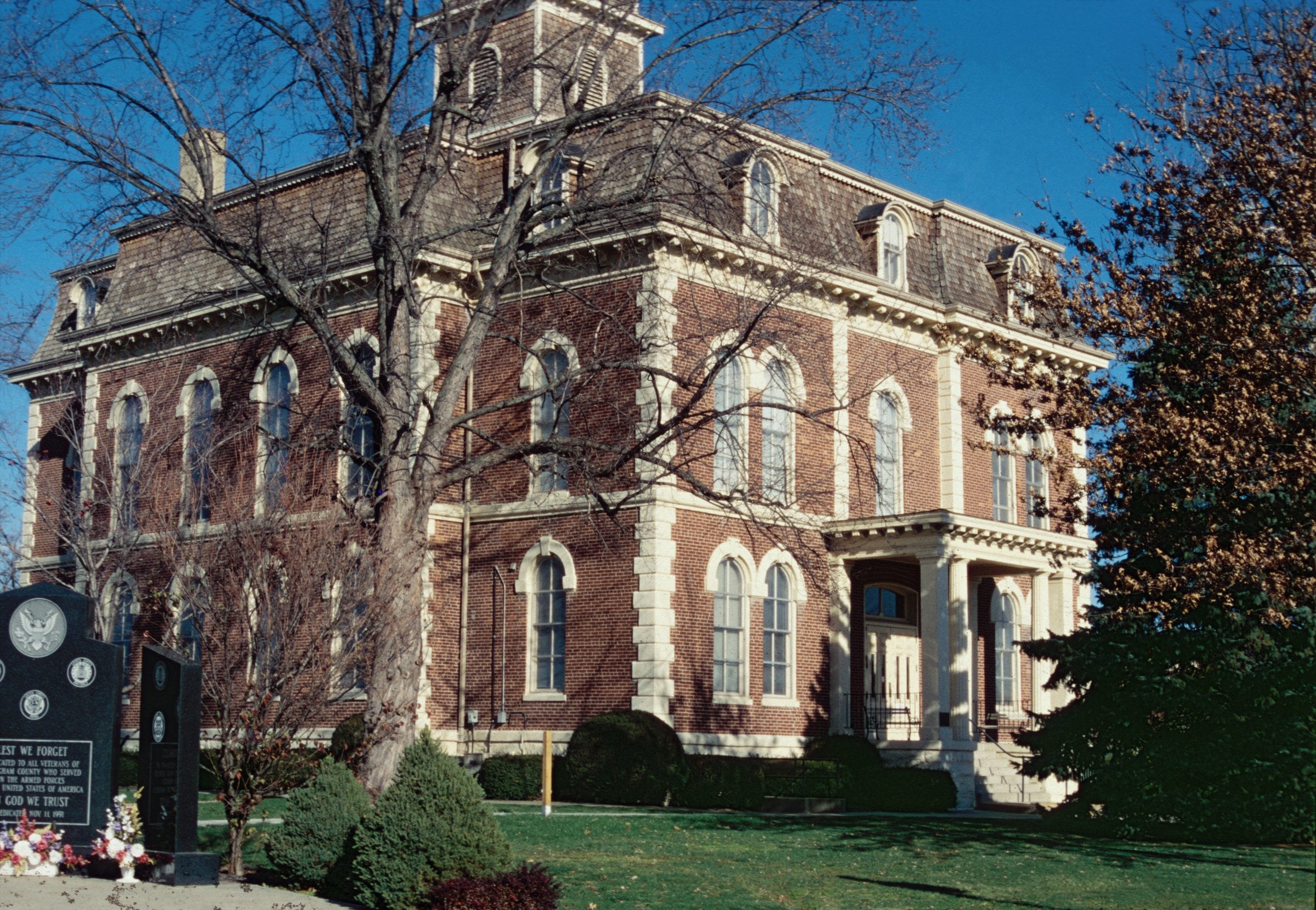 The red and white brick Effingham County Courthouse in Effingham, Illinois