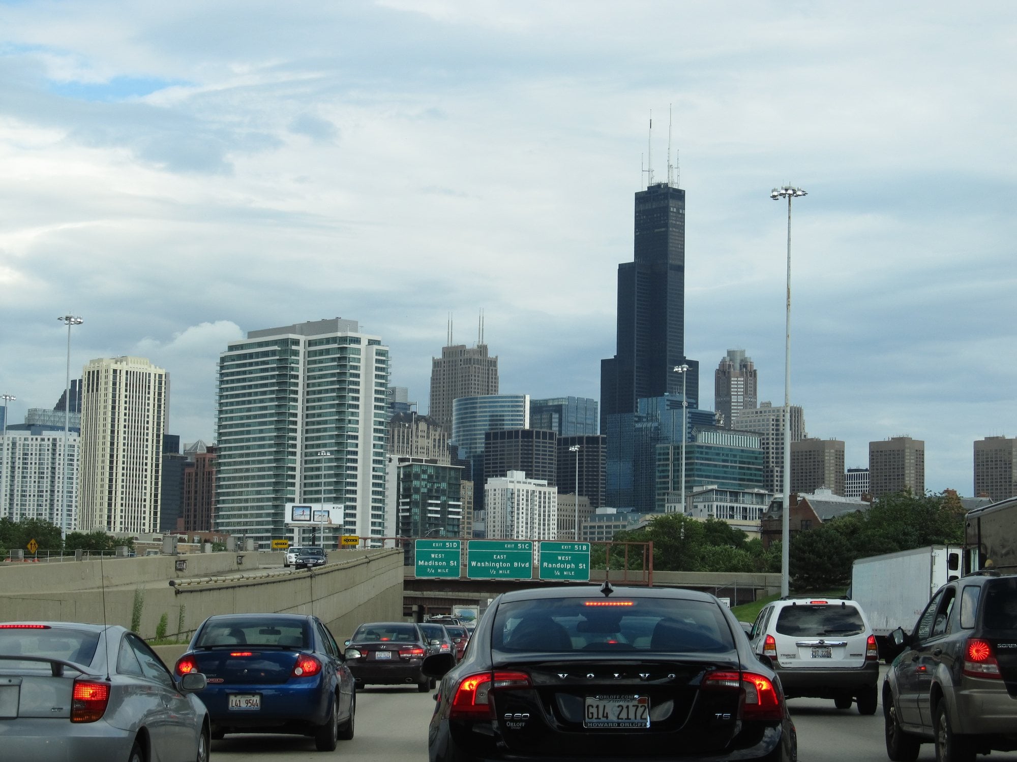 Lanes of expressway traffic heading toward the downtown Chicago skyline